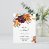 焦橙色とバーガンディの秋の花を飾ったラスティックなウェディング 案内ポストカード (スタンド正面)