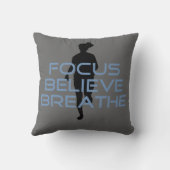 焦点によっては呼吸します青いTシャツが信じます クッション (裏面)