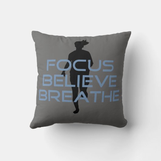 焦点によっては呼吸します青いTシャツが信じます クッション (裏面)