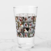 "焦点の羽：白い鶏のポートレート" タンブラーグラス (正面)