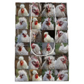 "焦点の羽：白い鶏のポートレート" ミディアムペーパーバッグ (裏面)