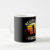 焦点を失わないおもしろい写真家 コーヒーマグカップ (正面左)