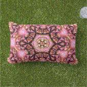 焼いた糸で磨かれたピンクがかったサーモンのロケット アウトドアクッション (芝生)