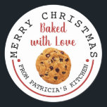 焼いたLove Christmas Chocolate Chip Cookie ラウンドシール<br><div class="desc">チョコ焼いたレットチップクリスマスクッキーの抱き枕。休日の挨拶のステッカーには、お祭りを追加するメリークリスマスタイポグラフィが付いている。</div>
