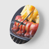 焼かれたソーセージおよび揚げられていたポテト ラウンド壁時計 (傾斜)