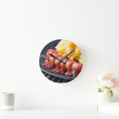 焼かれたソーセージおよび揚げられていたポテト ラウンド壁時計 (ホーム)