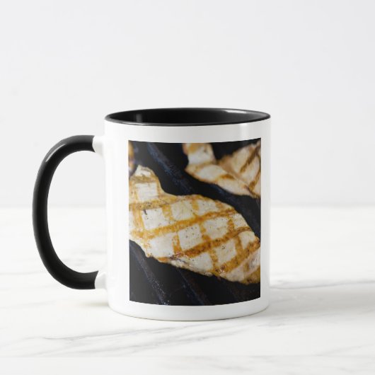 焼かれた鳩胸のクローズアップ マグカップ (左)