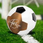 焼きオレンジつや消しメタルタンスクリプトモノグラム サッカーボール<br><div class="desc">トレンディーパーソナライズされた焼きオレンジのブラシ付きメタルの背景に、タンと白のスクリプモダントでモノグラムとファーストネームを搭載したサッカーボール。</div>