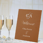 焼きオレンジモノグラムモダン結婚の歓迎 台座サイン<br><div class="desc">トレンディーがオレンジ色の茶色の背景を焦げた。モノグラムのイニシャル、名前、日付をパーソナライズ結婚して追加する。</div>