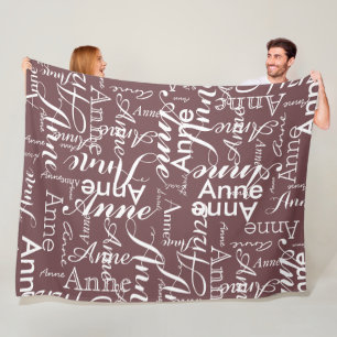 焼き煉瓦の上に白で印刷された名前 フリースブランケット