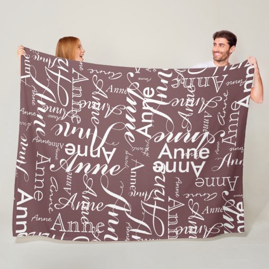 焼き煉瓦の上に白で印刷された名前 フリースブランケット (インサイチュ)