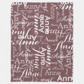 焼き煉瓦の上に白で印刷された名前 フリースブランケット (正面)