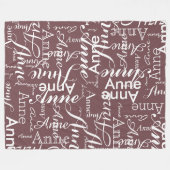 焼き煉瓦の上に白で印刷された名前 フリースブランケット (正面(横))