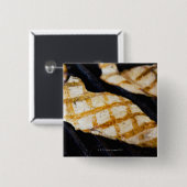 焼き鳥の胸肉のクローズアップ 缶バッジ (正面&裏面)