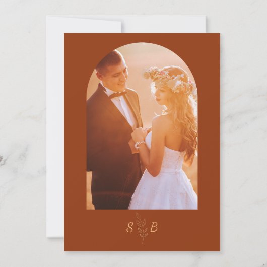 焼けたオレンジ色のテラコッタ写真モノグラム結婚ズ 招待状 (裏面)