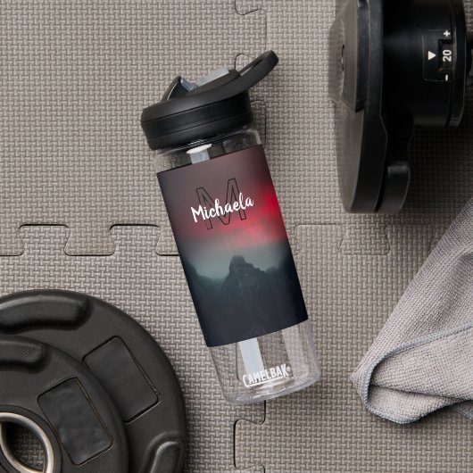 焼ける雲、霧、山の空のモノグラム ウォーターボトル (ジム)