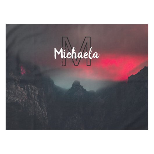 焼ける雲、霧、山の空のモノグラム テーブルクロス (正面(横))