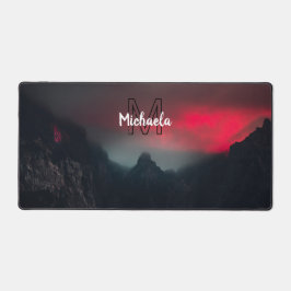 焼ける雲、霧、山の空のモノグラム デスクマット