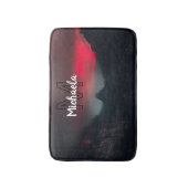 焼ける雲、霧、山の空のモノグラム バスマット (正面縦)