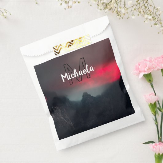 焼ける雲、霧、山の空のモノグラム フェイバーバッグ (封をした状態)