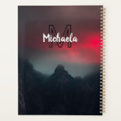 焼ける雲、霧、山の空のモノグラム プランナー手帳 (裏面)