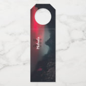 焼ける雲、霧、山の空のモノグラム ボトルネックタグ (裏面)