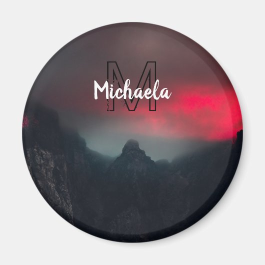 焼ける雲、霧、山の空のモノグラム マグネット (正面)