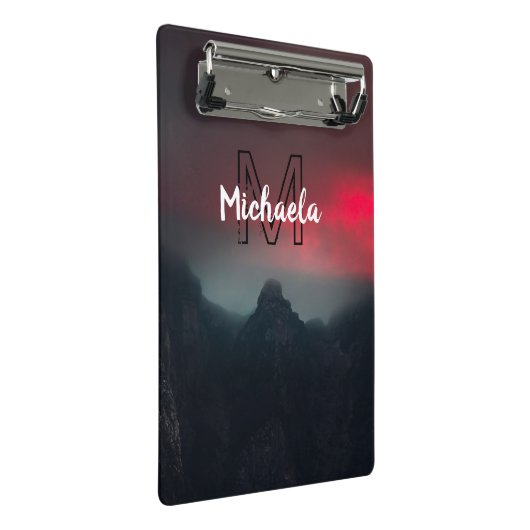 焼ける雲、霧、山の空のモノグラム ミニクリップボード (アングル)