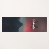 焼ける雲、霧、山の空のモノグラム ヨガマット (正面(横))