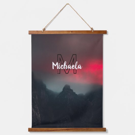 焼ける雲、霧、山の空のモノグラム 吊り下げ型タペストリー (正面)