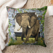 煉瓦の壁を踏み抜ける象 クッション (ブランケット)