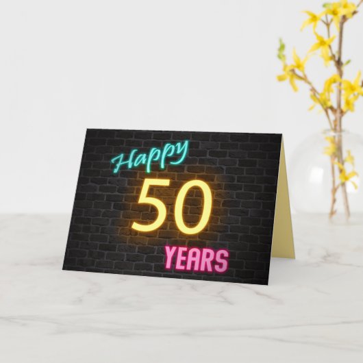 煉瓦の誕生日50のネオンサイン カード (黄色い花)