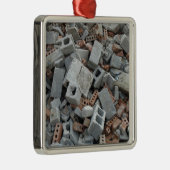 煉瓦及びブロックの破壊の荒石の残骸 メタルオーナメント (右)