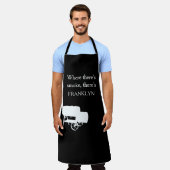 煙があるところのネームモノグラム グリルスモーカー エプロン (着用した状態)