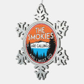 煙が鳴り響いてテネシーへ行かねばならない スノーフレークピューターオーナメント (右)