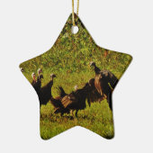 煙たい山々で野生の七面鳥と戦う セラミックオーナメント (左)