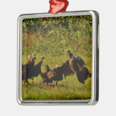 煙たい山々で野生の七面鳥と戦う メタルオーナメント (左)