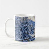 煙と松の木の雪山コテージの絵 コーヒーマグカップ (左)
