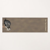 煙のようなグレーのタビー猫 ヨガマット (正面(横))