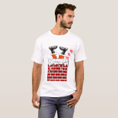 煙突にハマったサンタクロースのおもしろTシャツ Tシャツ (正面フル)