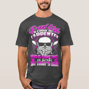 煙誇りを持った出の大工仕事の妻 Tシャツ