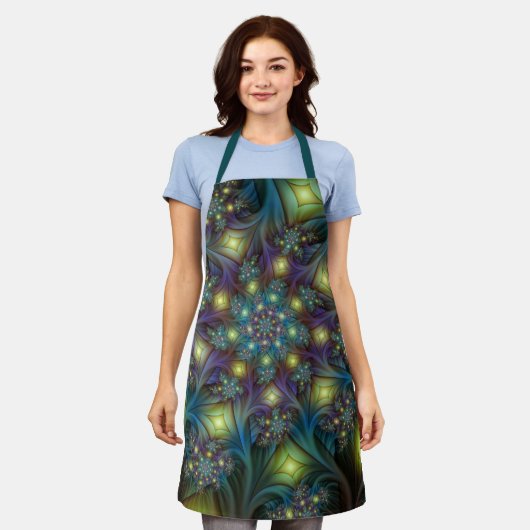 照らされた抽象芸術光沢のある青い紫色のフラクタルアート エプロン (着用した状態)