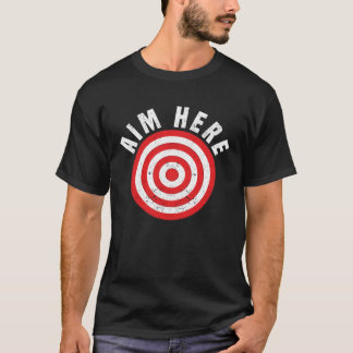 照準はこちらダーツプレーヤーブルズイェターゲットダーツボードダ Tシャツ