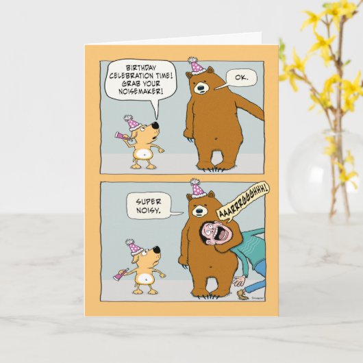 熊おもしろいがノイズメーカー誕生日を見つける カード (黄色い花)