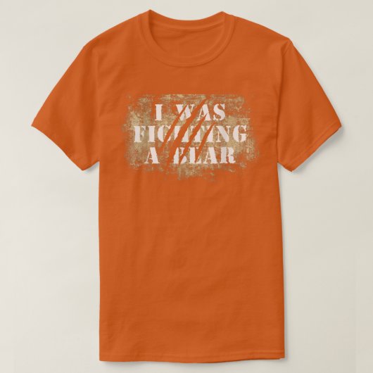 熊おもしろいの爪の傷は私は熊と戦っていた Tシャツ (デザイン正面)