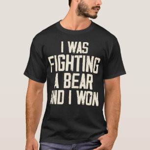 熊と戦って勝った熊おもしろい攻撃 Tシャツ