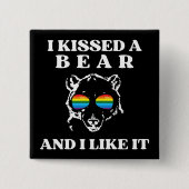 熊にキスして気に入ったおもしろい 缶バッジ (正面)