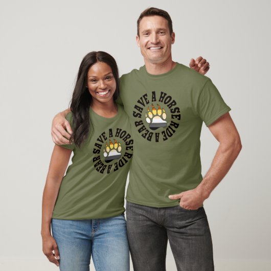 熊のプライド馬に乗って熊を救う Tシャツ (ユニセックス)