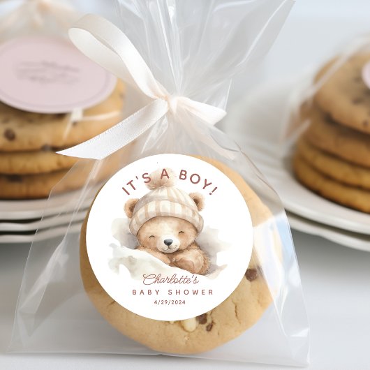 熊の赤ちゃんシャワーを嗅ぎ回る男の子 ラウンドシール