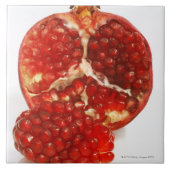 熟したザクロの切口半分の水分が多いの露出する タイル (正面)